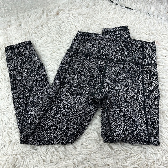 Lululemon In Movement Tight 25" *Everlux Polar Shift Ice Grey Black - Picture 1 of 4